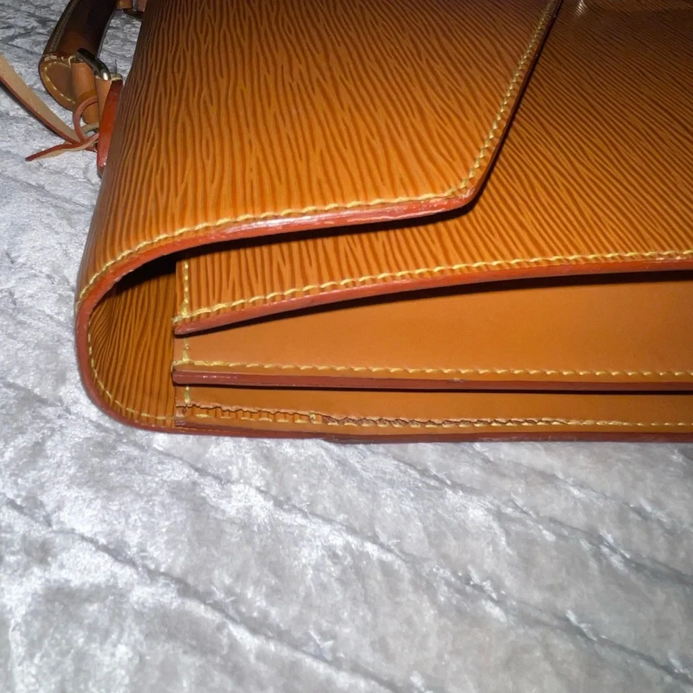 Louis Vuitton Preloved Epi leather briefcase needs some attention good condition
